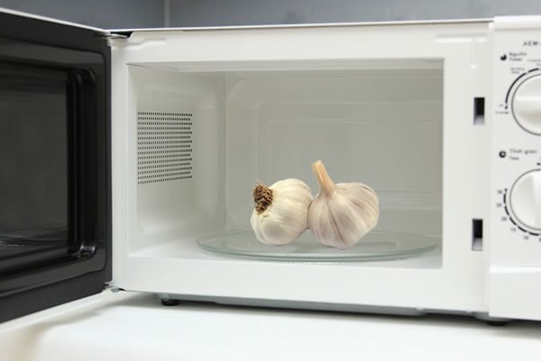 Lò vi sóng ngoài hâm nóng thức ăn, rã đông còn làm được gì nữa?